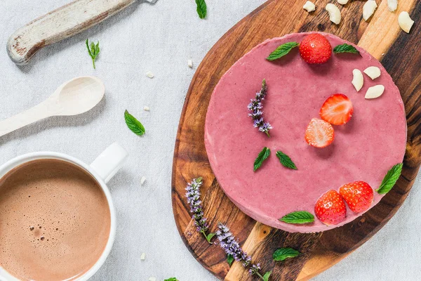 Roher gesunder Käsekuchen mit Minze und Erdbeeren. Frühstückstisch — Stockfoto