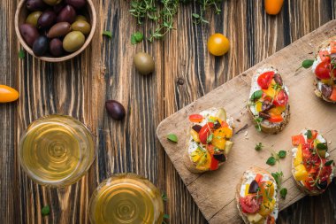 Geleneksel İtalyan meze, bruschetta süzme peynir ve sebze ile