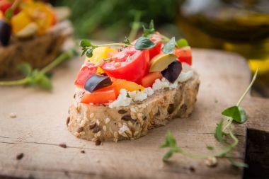 Geleneksel İtalyan meze, bruschetta süzme peynir ve sebze ile