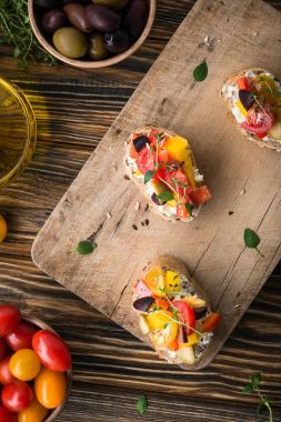 Geleneksel İtalyan meze, bruschetta süzme peynir ve sebze ile