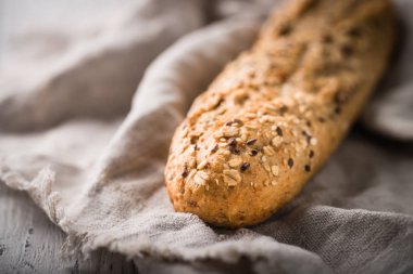 Taze, sağlıklı bütün tahıl çavdar ekmek bez ve rustik ahşap masa