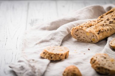 Taze, sağlıklı bütün tahıl çavdar baget ve kumaş üzerine dilimler