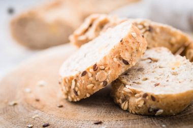 Taze, sağlıklı bütün tahıl çavdar baget ve kumaş üzerine dilimler