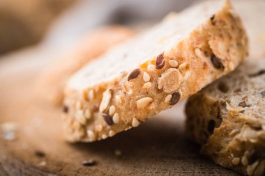 Taze, sağlıklı bütün tahıl çavdar baget ve kumaş üzerine dilimler