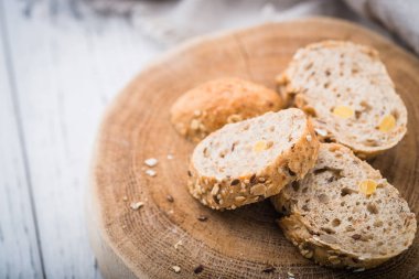 Taze, sağlıklı bütün tahıl çavdar baget ve kumaş üzerine dilimler