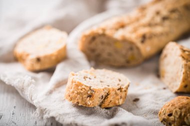 Kumaş üzerine dilim tam tahıl taze, sağlıklı çavdar baget