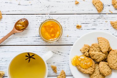 Tanımlama bilgileri, portakal reçeli, çay beyaz ahşap zemin üzerinde anason ile. 