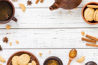 Tanımlama bilgileri, portakal reçeli, çay beyaz ahşap arka planda, kopya alanı.