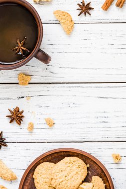 Tanımlama bilgileri, çay, anason Beyaz ahşap arka planda, kopya alanı. Dess'i