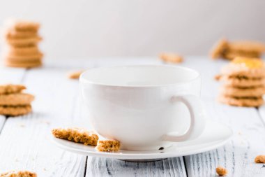 Boş bardak sıcak içmeye hazır beyaz rustik woode çerezleri ile