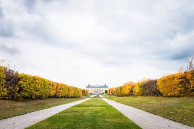 Drottningholm Sarayı ve Parkı üzerinde bulutlu bir sonbahar gününde görüntülemek. 