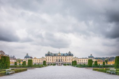 Drottningholm Sarayı ve Parkı üzerinde bulutlu bir sonbahar gününde görüntülemek. 
