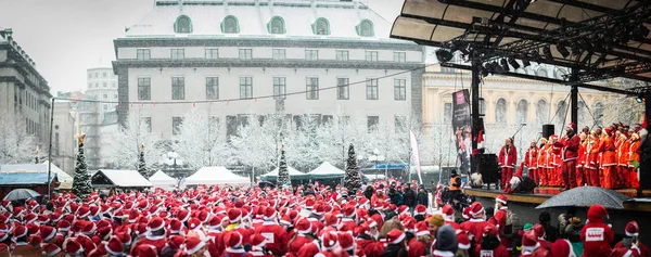 Люди, одетые как Санты, участвуют в благотворительной акции Stockholm Santa Run в Швеции — стоковое фото