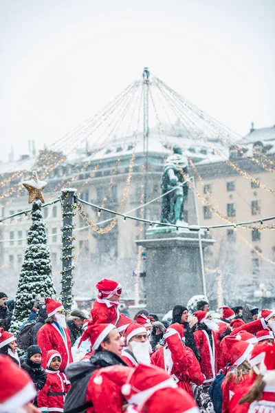 Люди, одетые как Санты, участвуют в благотворительной акции Stockholm Santa Run в Швеции — стоковое фото