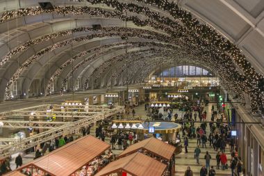 Stokholm Merkez İstasyonu led ışıkları ile Noel sezonunda dekore edilmiş taşıt