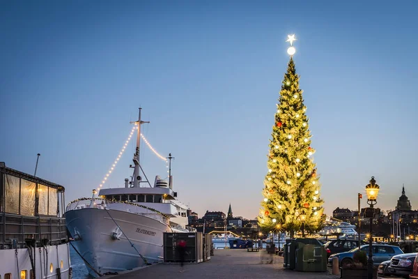 Kinnevik geleneksel büyük Noel ağacı, Skeppsbron, Stockholm. Dünyanın en uzun Noel ağacı olarak bilinen