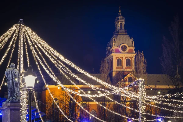 Ночной вид на Кунгстрадсад и церковь Святого Иакова, украшенная светом во время рождественского сезона — стоковое фото