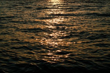 Dalgalardaki güneş ışığının parlak yansıması