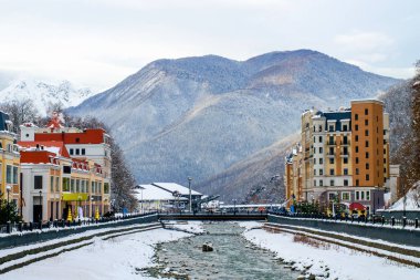 Dağların arkasındaki soğuk kış nehri