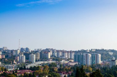 Yüksek evleri olan büyük bir şehir yerleşkesi.