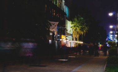 Hareket halindeki insanların bulanık figürleri. Yaya sokağı.