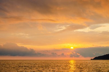 Gün batımında dramatik turuncu gökyüzü. Deniz. Güneşin diski