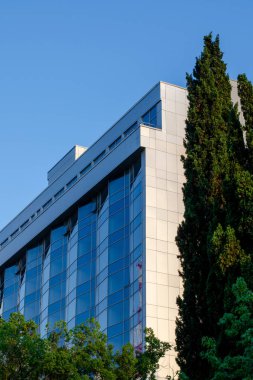 Modern bir binanın mavi cam cephesi