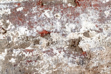 Kirli kırmızı tuğla duvar, beyaz sıva izleri var.