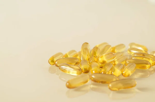 Una dispersión de transparente amarillo omega-3 cápsulas —  Fotos de Stock