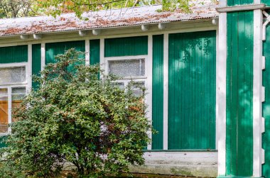 Eski ahşap bir bina. Tamir konsepti