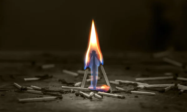 Plamen hořících zápalek v temnotě uprostřed trosek na podlaze z tvrdého dřeva — Stock fotografie