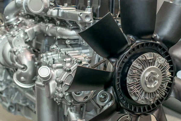 Fabrikada hava soğutma için pervaneli motor.