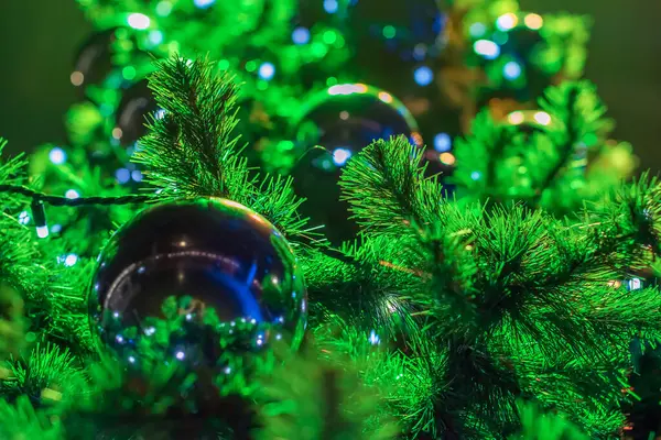 Noel ağacında Noel süslemeleri baloları