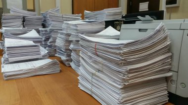 Ofiste bir yığın kağıt var.