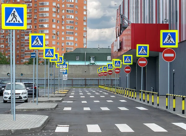 Betreten verboten Markierung Zebra und viele Verkehrszeichen Fußgängerüberweg Straße und Parken — Stockfoto