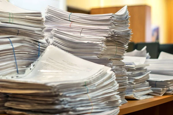 Pila de documentos en papel en la oficina — Foto de Stock