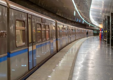Tren metro istasyonunda ışıklar açıkken durdu.