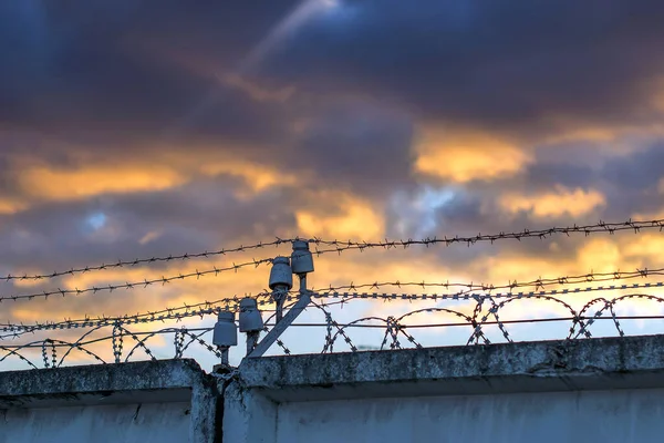 Colonia ad alta sicurezza recintata con filo spinato per criminali con ergastolo — Foto Stock