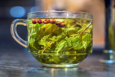 Masadaki kupada demlenmiş otlar.