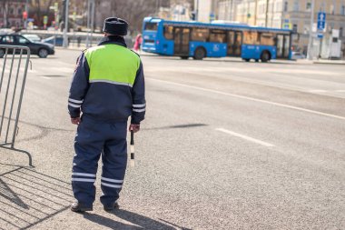 Polis regülatörü kalabalık bir otoyolda üniformayla