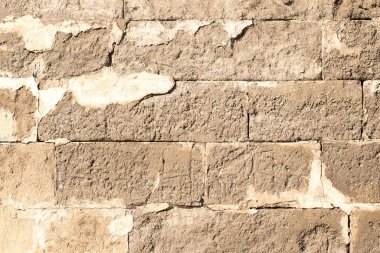 Çatlak, eski, harap tuğla bir duvar.