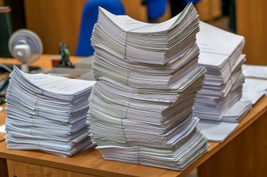 Ofiste bir yığın kağıt var.