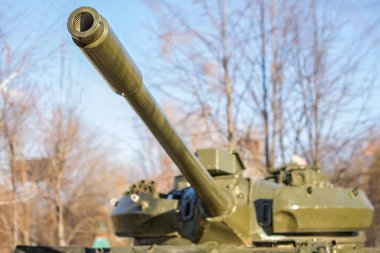 Tank zırhı namlusu, kendinden güdümlü topçu teçhizatıyla savaşıyor.