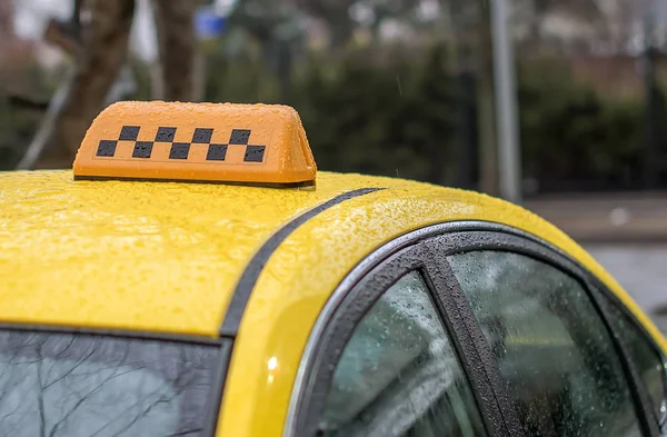 Gul taxi i regnet väntar på passagerare — Stockfoto