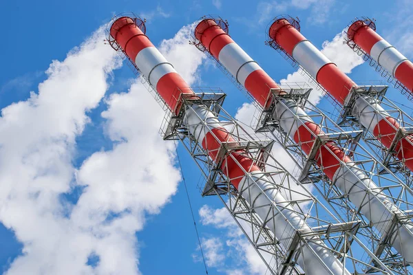 Plant with chimneys and thick white smoke smoking against the white sky background — Stock Photo, Image