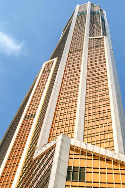 Gökdelen yukarıdan gökyüzüne ve bulutlara bakıyor