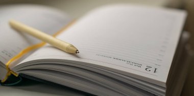 Finansal açıklamalar için kalem işletme bürosu notları almak için defter