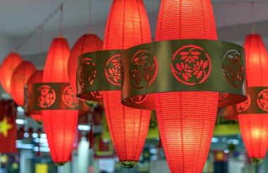 Çin Vietnam kırmızı fenerleri geleneksel Asya bayramında asılıydı.