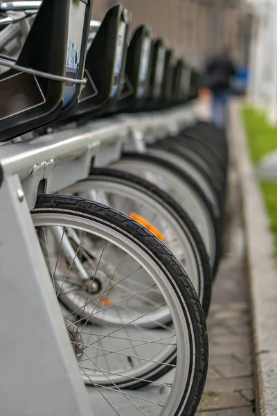 Велосипеды, припаркованные на городской парковке для двухколесного велоспорта — стоковое фото