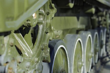Tanktan gelen tırtıl, askeri teçhizatın tekerleklerini ve izlerini yakından çek.